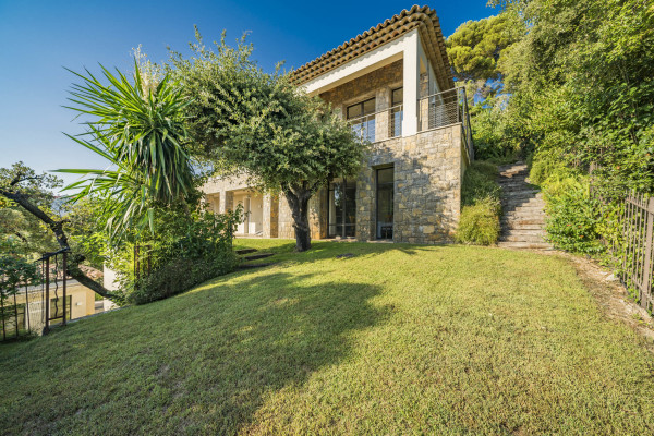 villa in Cap d'Antibes : Amazing sea view for this 6 bedroom villa located at 150m from the beach. - Photo 15