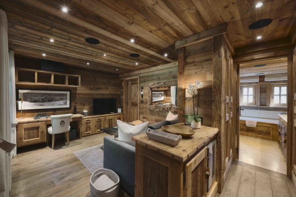 villa in Courchevel : Rent a luxury Chalet in Courchevel 1850, Ski in / Ski out, 7 bedrooms, indoor Swimming pool - Photo 8
