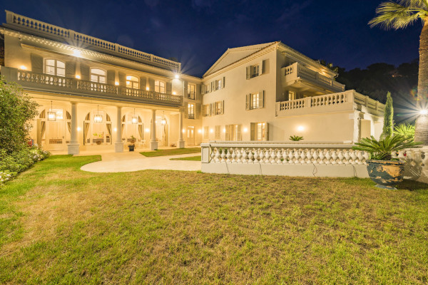 villa in Cannes : Rent stunning 8 bedroom chateau in the center of Cannes with sea views, pool and easy access to the Croisette and beaches - Photo 67