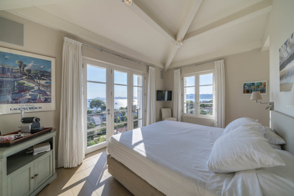 villa in Cap d'Antibes : Amazing sea view for this 6 bedroom villa located at 150m from the beach. - Photo 26
