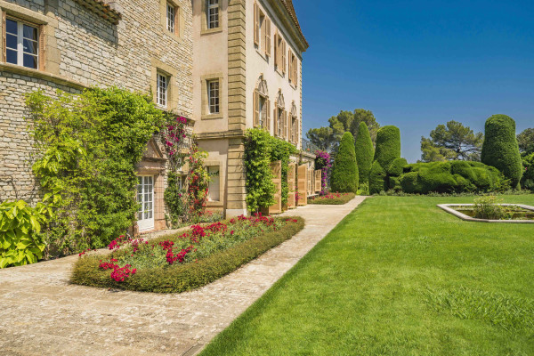 villa in Valbonne : Rent a unique Domaine between Mougins and Valbonne located on prestigious grounds of a total of 18 hectars with a tennis court. - Photo 62