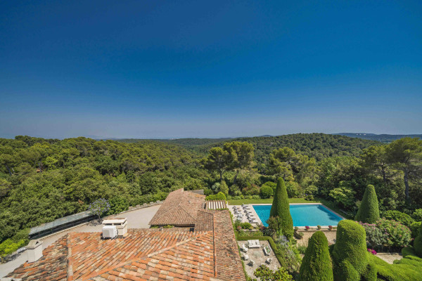 villa in Valbonne : Rent a unique Domaine between Mougins and Valbonne located on prestigious grounds of a total of 18 hectars with a tennis court. - Photo 46