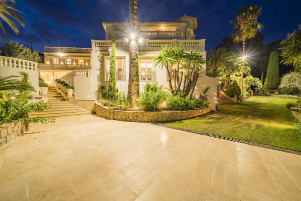 villa in Cannes : Rent stunning 8 bedroom chateau in the center of Cannes with sea views, pool and easy access to the Croisette and beaches - Photo 65