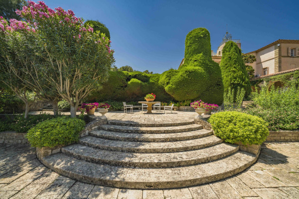 villa in Valbonne : Rent a unique Domaine between Mougins and Valbonne located on prestigious grounds of a total of 18 hectars with a tennis court. - Photo 48