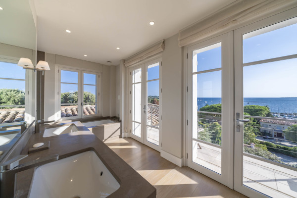 villa in Cap d'Antibes : Amazing sea view for this 6 bedroom villa located at 150m from the beach. - Photo 27