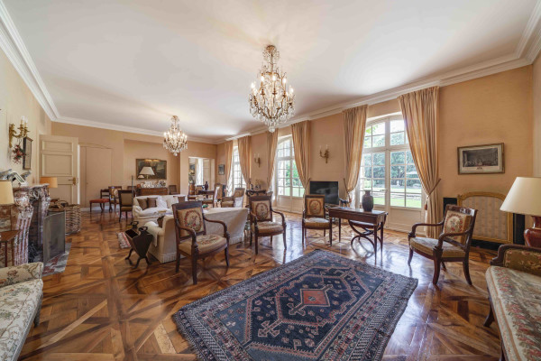 villa in Valbonne : Rent a unique Domaine between Mougins and Valbonne located on prestigious grounds of a total of 18 hectars with a tennis court. - Photo 32