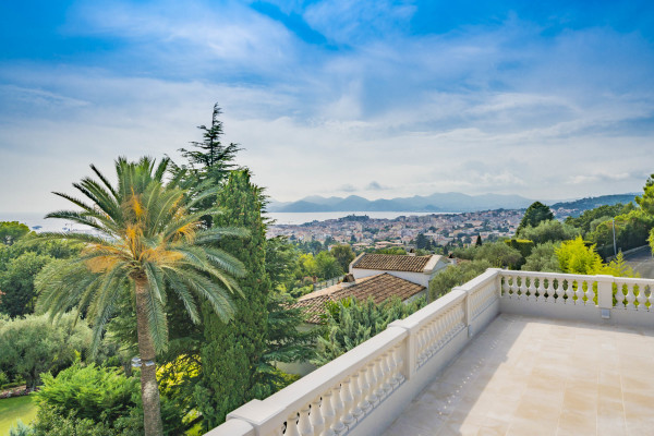 villa in Cannes : Rent stunning 8 bedroom chateau in the center of Cannes with sea views, pool and easy access to the Croisette and beaches - Photo 47