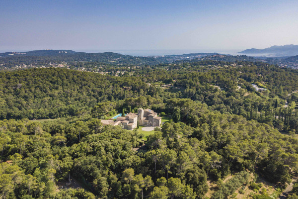 villa in Valbonne : Rent a unique Domaine between Mougins and Valbonne located on prestigious grounds of a total of 18 hectars with a tennis court. - Photo 8