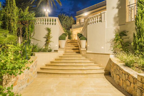 villa in Cannes : Rent stunning 8 bedroom chateau in the center of Cannes with sea views, pool and easy access to the Croisette and beaches - Photo 63