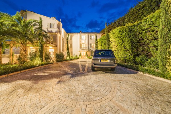 villa in Cannes : Rent stunning 8 bedroom chateau in the center of Cannes with sea views, pool and easy access to the Croisette and beaches - Photo 60