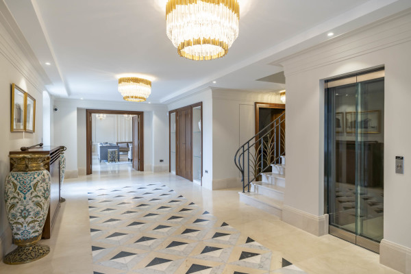 villa in Cannes : Rent stunning 8 bedroom chateau in the center of Cannes with sea views, pool and easy access to the Croisette and beaches - Photo 7