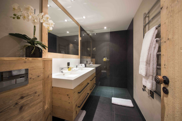 villa in Verbier : Rent estate comprised of 2 luxury chalets in Verbier with spa as well as a chalet for staff - Photo 102