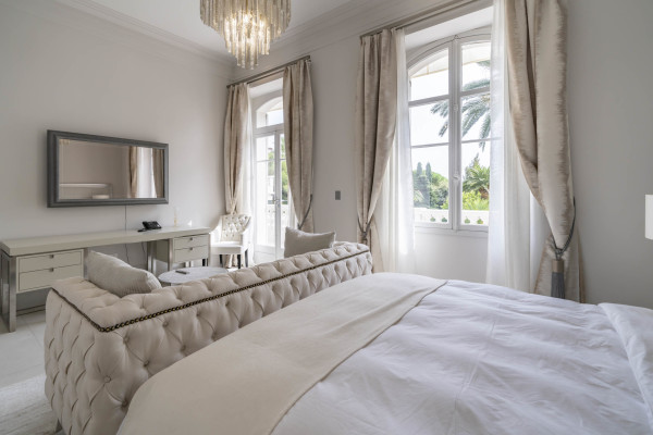 villa in Cannes : Rent stunning 8 bedroom chateau in the center of Cannes with sea views, pool and easy access to the Croisette and beaches - Photo 26