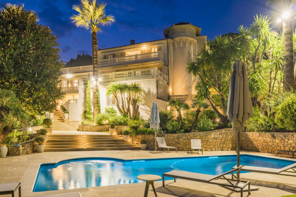 villa in Cannes : Rent stunning 8 bedroom chateau in the center of Cannes with sea views, pool and easy access to the Croisette and beaches - Photo 64