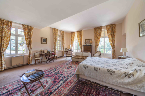 villa in Valbonne : Rent a unique Domaine between Mougins and Valbonne located on prestigious grounds of a total of 18 hectars with a tennis court. - Photo 27