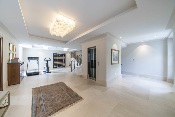 villa in Cannes : Rent stunning 8 bedroom chateau in the center of Cannes with sea views, pool and easy access to the Croisette and beaches - Photo 13