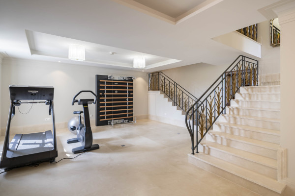 villa in Cannes : Rent stunning 8 bedroom chateau in the center of Cannes with sea views, pool and easy access to the Croisette and beaches - Photo 14