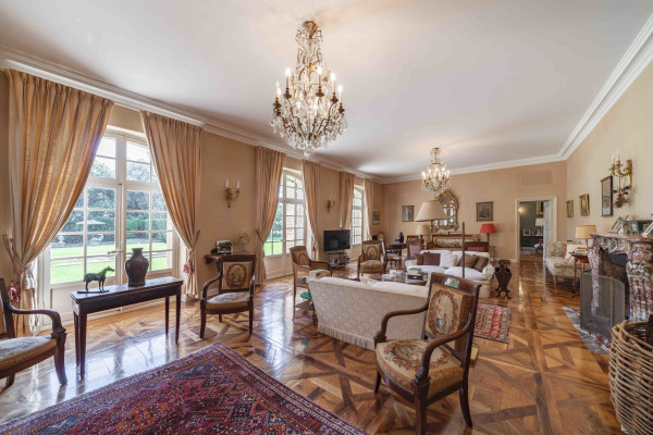 villa in Valbonne : Rent a unique Domaine between Mougins and Valbonne located on prestigious grounds of a total of 18 hectars with a tennis court. - Photo 34