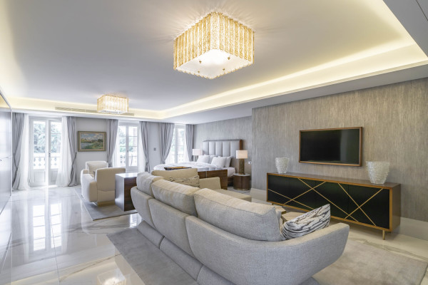villa in Cannes : Rent stunning 8 bedroom chateau in the center of Cannes with sea views, pool and easy access to the Croisette and beaches - Photo 10