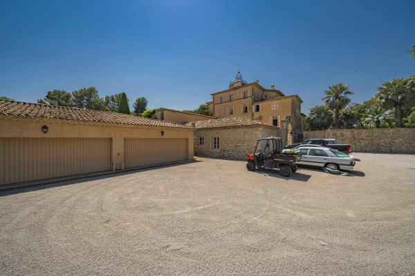 villa in Valbonne : Rent a unique Domaine between Mougins and Valbonne located on prestigious grounds of a total of 18 hectars with a tennis court. - Photo 56
