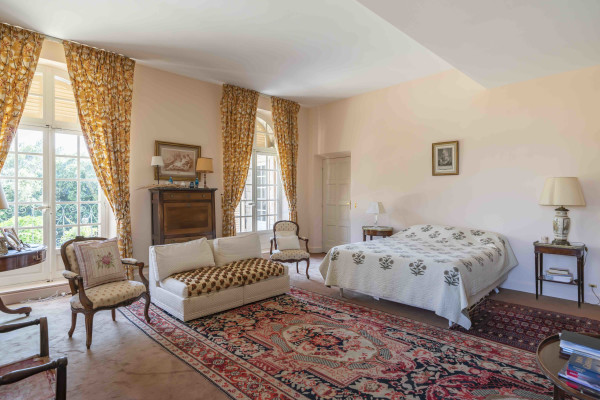 villa in Valbonne : Rent a unique Domaine between Mougins and Valbonne located on prestigious grounds of a total of 18 hectars with a tennis court. - Photo 26