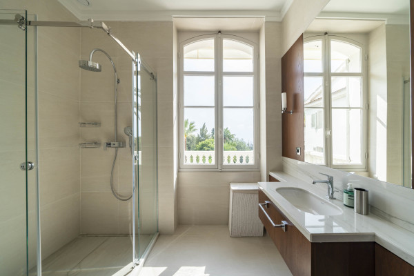 villa in Cannes : Rent stunning 8 bedroom chateau in the center of Cannes with sea views, pool and easy access to the Croisette and beaches - Photo 22