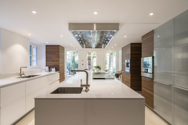 villa in Cannes : Rent stunning 8 bedroom chateau in the center of Cannes with sea views, pool and easy access to the Croisette and beaches - Photo 55