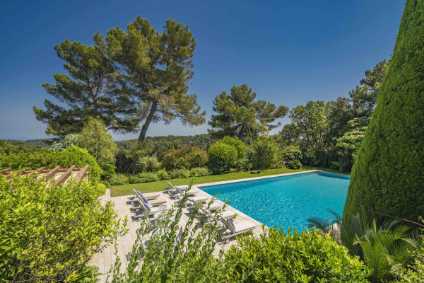 villa in Valbonne : Rent a unique Domaine between Mougins and Valbonne located on prestigious grounds of a total of 18 hectars with a tennis court. - Photo 47