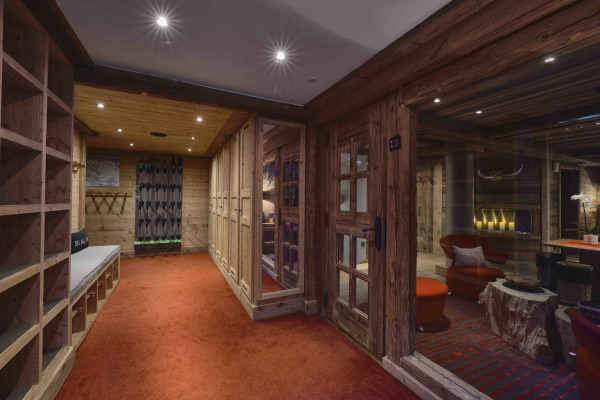 villa in Courchevel : Rent a luxury Chalet in Courchevel 1850, Ski in / Ski out, 7 bedrooms, indoor Swimming pool - Photo 28