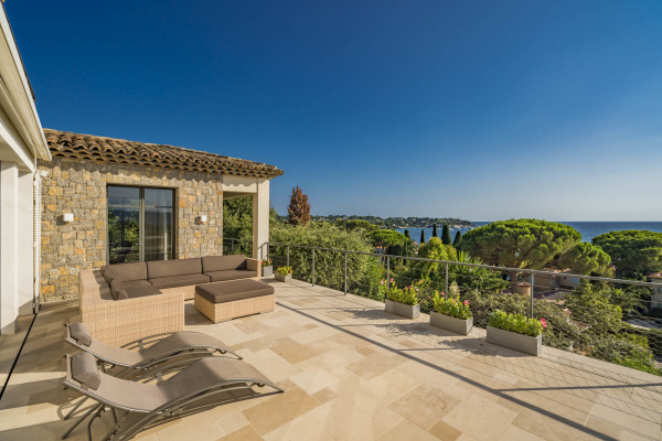 villa in Cap d'Antibes : Amazing sea view for this 6 bedroom villa located at 150m from the beach. - Photo 4