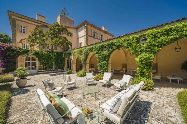 villa in Valbonne : Rent a unique Domaine between Mougins and Valbonne located on prestigious grounds of a total of 18 hectars with a tennis court. - Photo 68