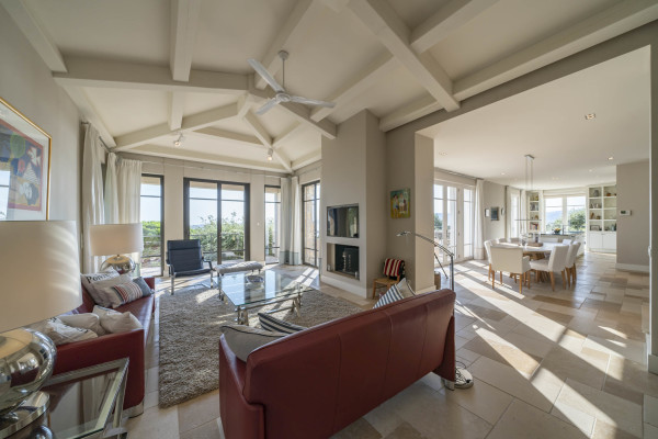 villa in Cap d'Antibes : Amazing sea view for this 6 bedroom villa located at 150m from the beach. - Photo 16