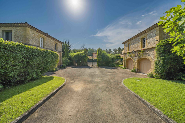 villa in Valbonne : Rent a unique Domaine between Mougins and Valbonne located on prestigious grounds of a total of 18 hectars with a tennis court. - Photo 15