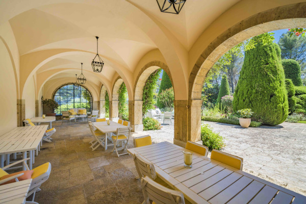 villa in Valbonne : Rent a unique Domaine between Mougins and Valbonne located on prestigious grounds of a total of 18 hectars with a tennis court. - Photo 70