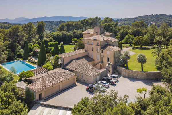villa in Valbonne : Rent a unique Domaine between Mougins and Valbonne located on prestigious grounds of a total of 18 hectars with a tennis court. - Photo 3