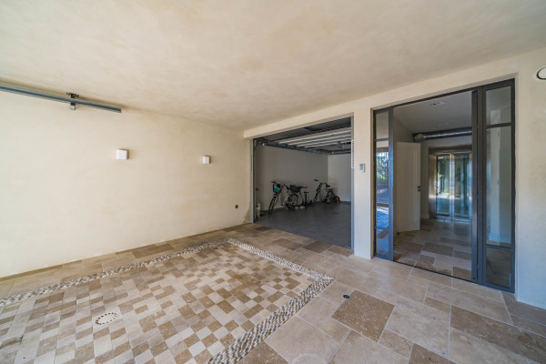 villa in Cap d'Antibes : Amazing sea view for this 6 bedroom villa located at 150m from the beach. - Photo 47
