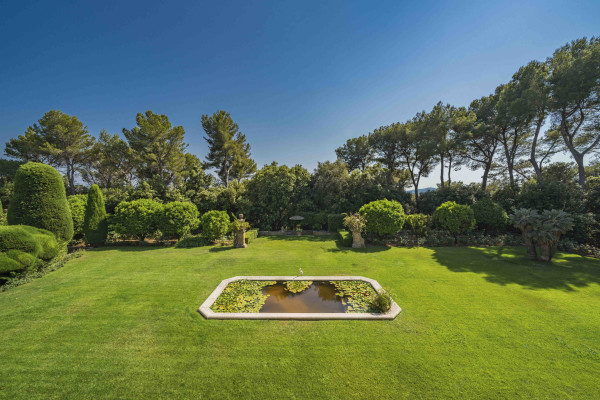 villa in Valbonne : Rent a unique Domaine between Mougins and Valbonne located on prestigious grounds of a total of 18 hectars with a tennis court. - Photo 23