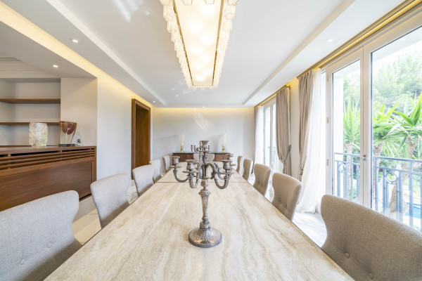 villa in Cannes : Rent stunning 8 bedroom chateau in the center of Cannes with sea views, pool and easy access to the Croisette and beaches - Photo 51