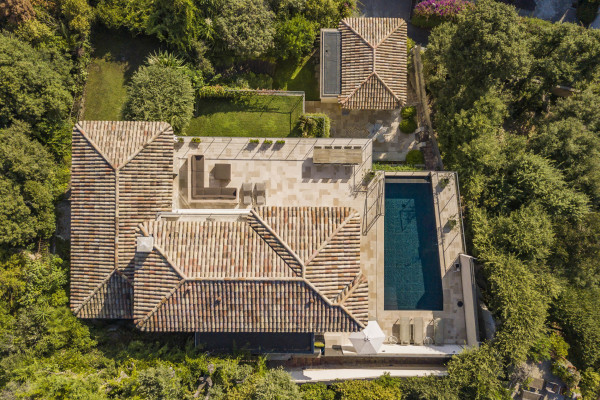 villa in Cap d'Antibes : Amazing sea view for this 6 bedroom villa located at 150m from the beach. - Photo 45