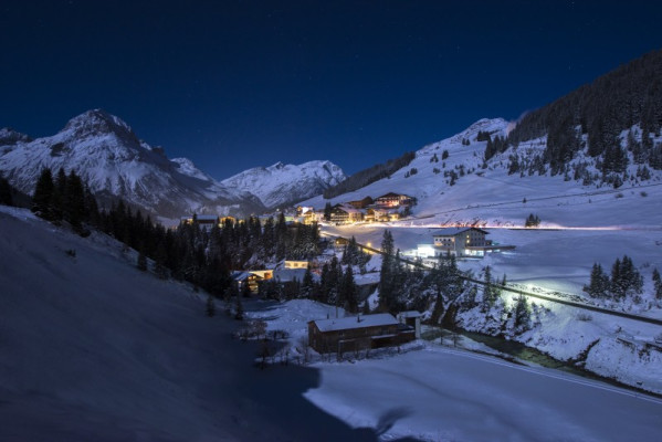 villa in Lech : Rent enchanting chalet with spa, sine cellar and cinema room in Lech, Austria - Photo 1