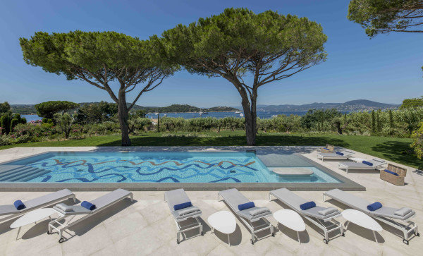 villa in St Tropez : Rent this luxurious 5 bedrooms villa with a direct access to the beach. - Photo 1