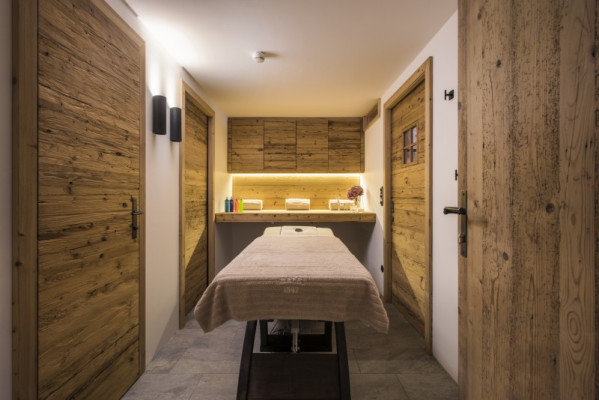 villa in Lech : Rent enchanting chalet with spa, sine cellar and cinema room in Lech, Austria - Photo 16