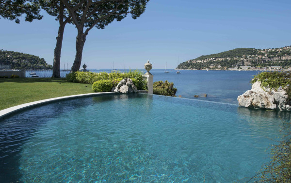 villa in Saint-Jean-Cap-Ferrat : Rent this waterfront property in Saint Jean cap Ferrat. - Photo 9