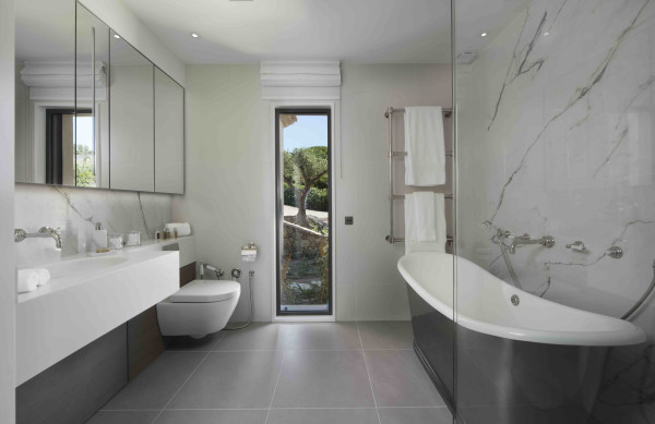 villa in St Tropez : Rent this waterfront property located in the prestigious domain of 'Les parcs de St Tropez' - Photo 11