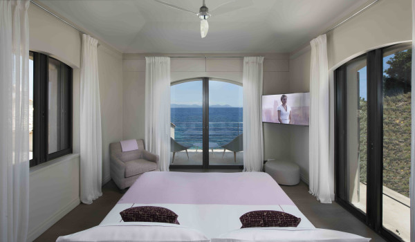 villa in St Tropez : Rent this waterfront property located in the prestigious domain of 'Les parcs de St Tropez' - Photo 7