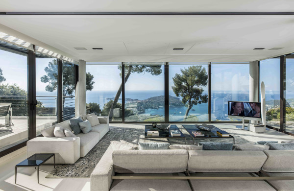 villa in Villefranche-sur-Mer : Rent this gorgeous villa with an extraordinary view of the bay of St Jean Cap Ferrat. - Photo 2