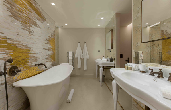 villa in St Tropez : Rent this luxurious 5 bedrooms villa with a direct access to the beach. - Photo 8