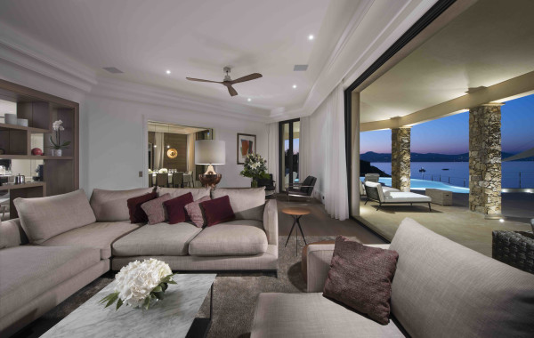 villa in St Tropez : Rent this waterfront property located in the prestigious domain of 'Les parcs de St Tropez' - Photo 2