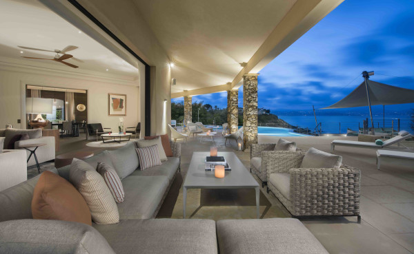 villa in St Tropez : Rent this waterfront property located in the prestigious domain of 'Les parcs de St Tropez' - Photo 4