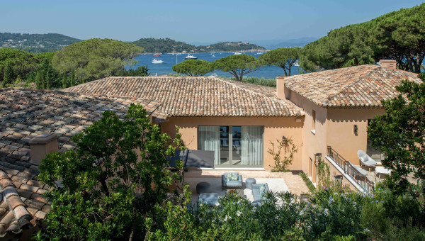 villa in St Tropez : Rent this luxurious 5 bedrooms villa with a direct access to the beach. - Photo 5